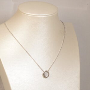 Collana con ovale e zirconi