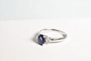 Anello classico con zaffiro