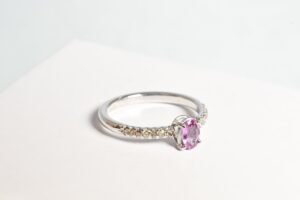 Anello con zaffiro ovale rosa e brillanti