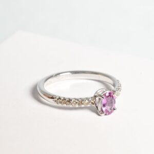 Anello con zaffiro ovale rosa e brillanti