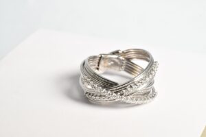 Anello Intrecciato con Diamanti