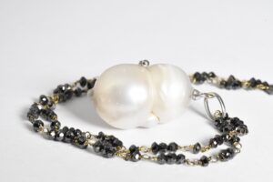Collana con diamanti neri e perla