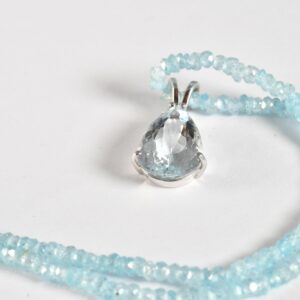 Collana con filo e goccia di acqua marina