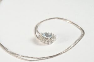 Collana con pendente acqua marina e brillanti