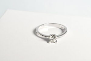 Anello solitario con diamante