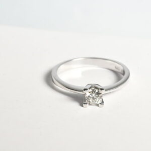 Anello solitario con diamante