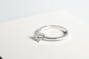 Anello solitario con diamante