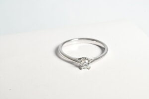 Anello solitario con diamante