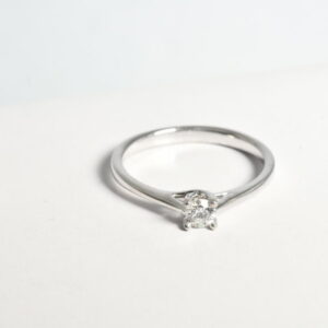 Anello solitario con diamante