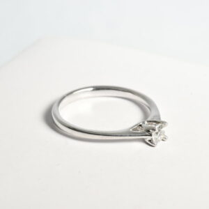 Anello solitario con diamante