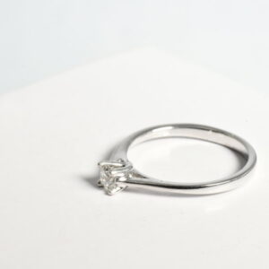 Anello solitario con diamante