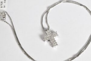Collana con pendente croce