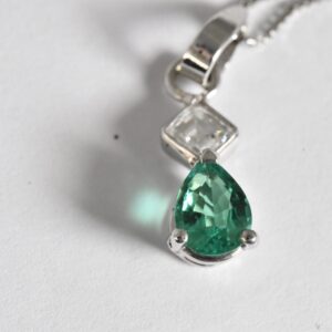 Collana con smeraldo a goccia