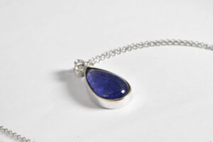 Collana con pendente tanzanite