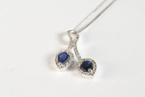 Collana con gocce di zaffiri