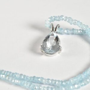 Collana con filo e goccia di acqua marina