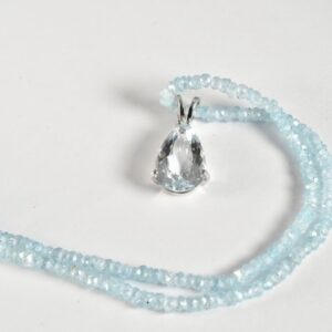 Collana con filo e goccia di acqua marina