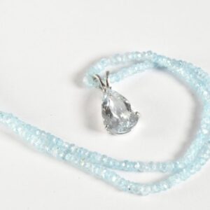 Collana con filo e goccia di acqua marina