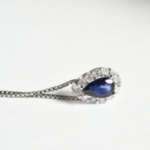 Collana con goccia di zaffiro