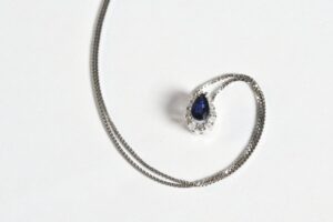 Collana con goccia di zaffiro