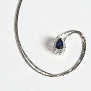 Collana con goccia di zaffiro