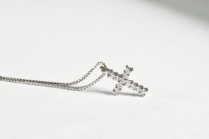 Collana con croce dritta