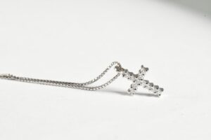 Collana con croce dritta