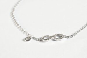 Bracciale con catena e infinito
