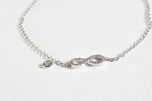 Bracciale con catena e infinito