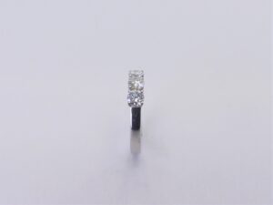Anello trilogy con diamanti