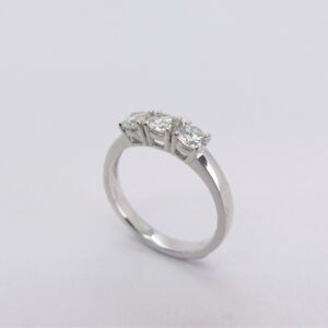 Anello trilogy con diamanti