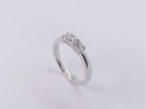 Anello trilogy con diamanti