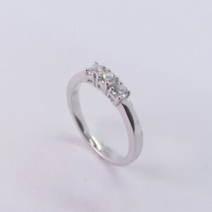 Anello trilogy con diamanti