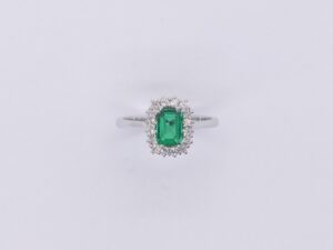 Anello classico smeraldo e diamanti