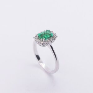 Anello classico smeraldo e diamanti