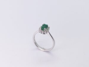 Anello Classico Smeraldo e Diamanti