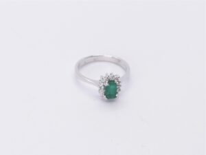 Anello Classico Smeraldo e Diamanti