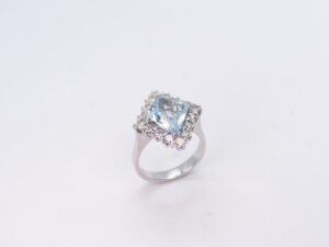 Anello acqua marina e diamanti