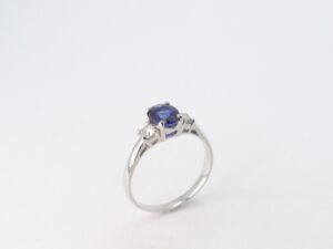 Anello classico con zaffiro