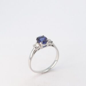 Anello classico con zaffiro