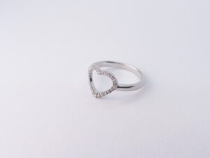 Anello cuore con diamanti