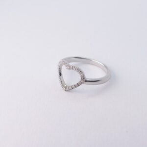 Anello cuore con diamanti