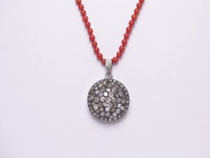 Collana con pendende in antico