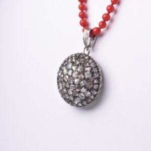 Collana con pendende in antico