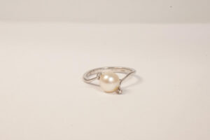 Anello perla e diamanti