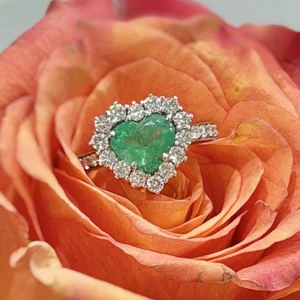 Anello con smeraldo a cuore