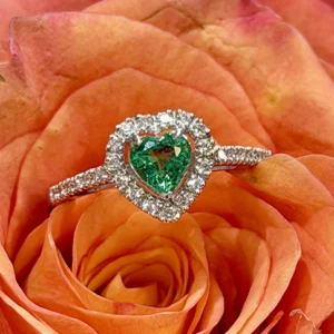 Anello a cuore con smeraldo