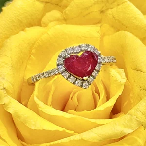 Anello con rubino a cuore